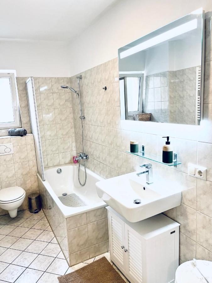 Modernes 3 Zimmer Apartment - Luise- Mit Wlan, Balkon Und Smart-Tv In City-Nahe! Erfurt Esterno foto